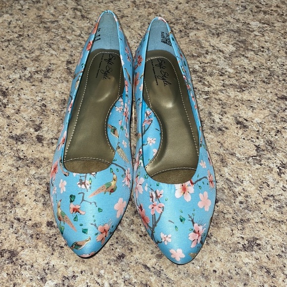 Soft Style by Hush Puppies Flats. Blue Floral Bird Design. Size 8.5. Like New! - Picture 2 of 10